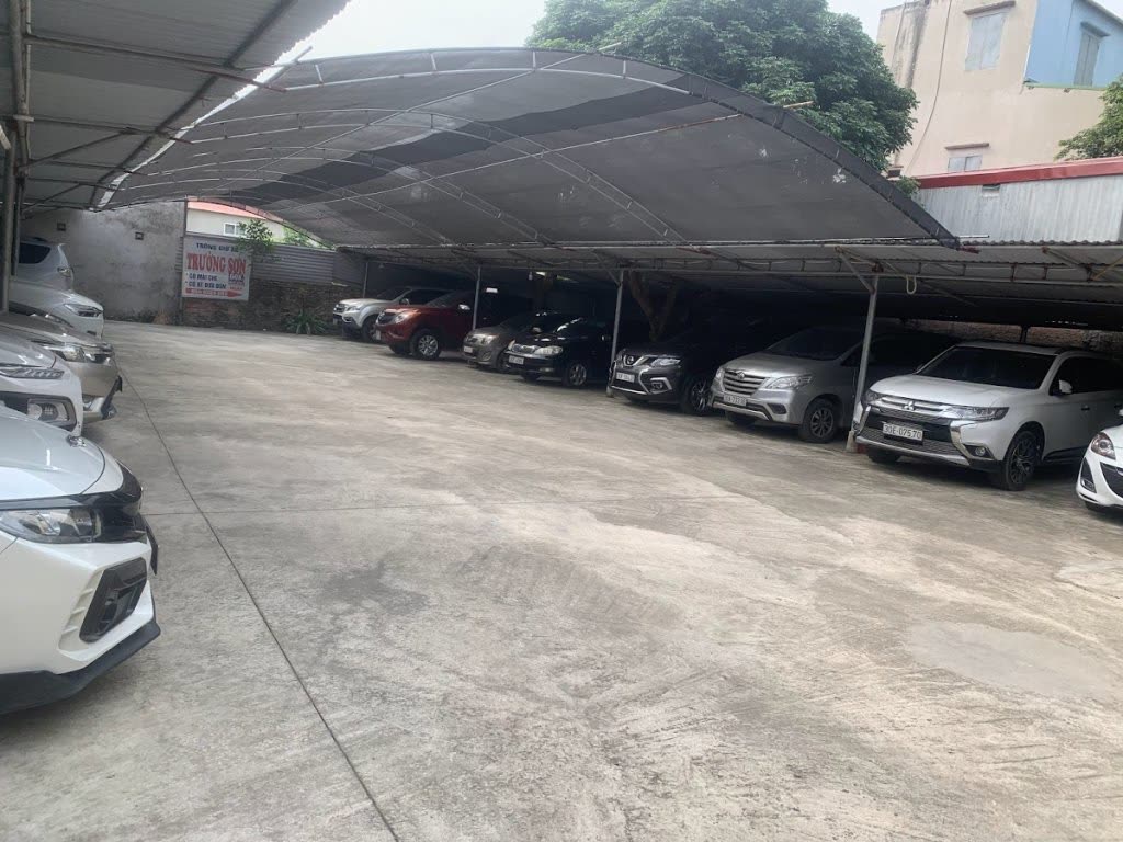 Lối vào bãi xe Trung Thực có bảo vệ